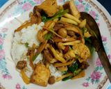 รูปขั้นตอนการทำที่ 2 ของ ข้าวราดผัดเห็ด