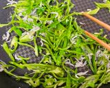 簡單日式小菜 青椒🫑吻仔魚　　　　簡単おばんざい的食譜步驟2照片