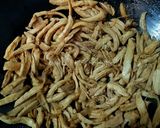 รูปขั้นตอนการทำที่ 4 ของ ไก่ฉีกคั่วเค็ม