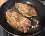 Une image de l'étape 4 de Cotes de porc crème et pruneaux.