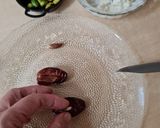 Foto del paso 3 de la receta: Dátiles rellenos 💙 🌴 queso azul, labneh y pistachos