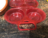 Foto del paso 3 de la receta: Láminas de tomate con espárragos atún mahonesa tortilla en Lékué y huevos de codorniz