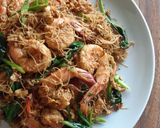 รูปขั้นตอนการทำที่ 2 ของ "เส้นหมี่ผัดซีอิ๊วกุ้งสดแบบง่ายๆ" 🍜🦐🌱