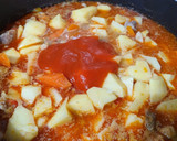 Foto del paso 4 de la receta: Estofado de cerdo con chorizo y guisantes