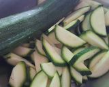รูปขั้นตอนการทำที่ 1 ของ ซูกินี่ผัดไข่