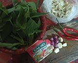 Foto langkah ke 1 dari resep Tumis Kangkung Saos Tiram.