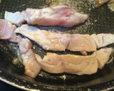 Foto del paso 3 de la receta: Pámpano sobre cama de papas, cebolla y setas a mi manera