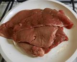 Foto del paso 1 de la receta: Bifecitos en sartén con arvejas huevo y salsa