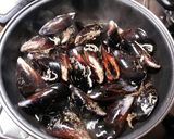 Foto del paso 4 de la receta: Mejillones al vapor con ajo y perejil y toque de balsámico