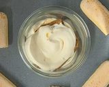 Foto del passaggio 5 della ricetta Tiramisù con Pesche sciroppate e Nocciole