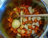 Csirkemellből készült húsleves recept fázis 2 fotója