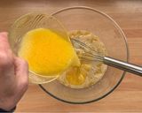 Foto del passaggio 3 della ricetta Madeleines Glassate al Cioccolato con il Cuore di Miele