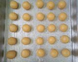 Foto langkah ke 3 dari resep Kue kering bola coklat.
