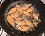 Foto langkah ke 8 dari resep Makanan AnakRoti Telur Goreng Isi Salmon.