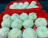 A picture of step 5 of Potato Cheese balls.