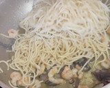 Foto del paso 4 de la receta: Fideos chinos con gambas y salsa de espinacas y coco