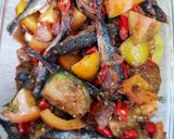 Foto langkah ke 4 dari resep Oseng ikan asin terong pipit.