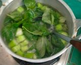 Foto langkah ke 4 dari resep Sayur Bening Bayam dan Oyong.