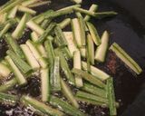 A picture of step 1 of Aglio, olio, peperoncino con zucchine.