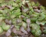 Hình bước làm 3 của món Mướp xào thịt một nắng