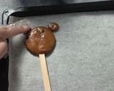 Foto langkah ke 2 dari resep Bear Cookie Popsicle.