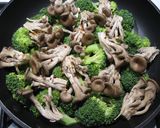 A picture of step 1 of Broccoli & Shimeji with Garlic & Oyster Sauce.