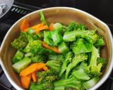 Foto langkah ke 2 dari resep Cah brokoli wortel bawang putih (Tips agar Brokoli Hijau Segar).