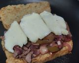 Foto del paso 6 de la receta: Sándwich🥙de carne🥩bbq🍯, cebolla🧅, pimiento🫑y queso🧀