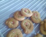 A picture of step 2 of Piping Cookies.