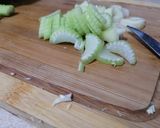 Foto del paso 1 de la receta: Ensalada de repollo, apio y cilantro