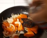 Foto langkah ke 4 dari resep Tumis champignon wortel dan zuchini.