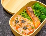 Foto langkah ke 5 dari resep Salmon donburi bento box.