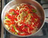 Foto del paso 2 de la receta: Revuelto de papas y morrones, con huevo