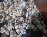 Foto langkah ke 3 dari resep Caramel Popcorn.