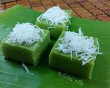 A picture of step 4 of Khanom Piak Poon (Pandan Coconut Jelly).