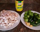 Foto del paso 2 de la receta: Pollo rostizado en salsa de tomates verdes y jalapeños