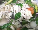 รูปขั้นตอนการทำที่ 8 ของ ต้มยำไก่ใส่เห็ดนางฟ้า น้ำใส