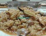 Foto del paso 1 de la receta: Arroz con caracoles y moluscos