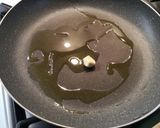 Foto del passaggio 5 della ricetta Spaghettoni con Triglia, Crema di Peperoni Piccante e Datterini Confit