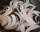 Foto del paso 3 de la receta: Pechugas encebolladas fáciles
