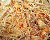 Foto del passaggio 4 della ricetta Linguine con sugo di spada e funghi