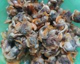 Foto langkah ke 1 dari resep Kerang kupas cabe hijau.