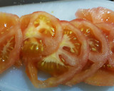 Foto del paso 1 de la receta: Carpaccio de tomate, aguacate y rulo de queso