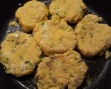 Foto del passaggio 2 della ricetta Polpette di zucchine e ricotta (o mozzarella)