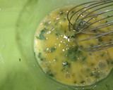 صورة لخطوة 5 من وصفة فريت اوملت بالمعدنوس 🥚🍟☘️