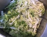 Une image de l'étape 1 de Frisée aux petits oignons marinés et stilton mature.