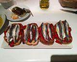 Foto del paso 2 de la receta Tostas de pimientos rojos y boquerones en vinagre