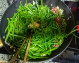 Hình bước làm 5 của món Đọt su su xào tỏi thịt bò