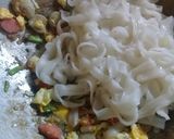 Foto langkah ke 5 dari resep Kwetiau goreng.