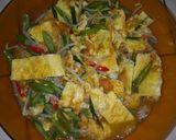 Foto langkah ke 6 dari resep Tumis buncis tauge telur dadar iris.